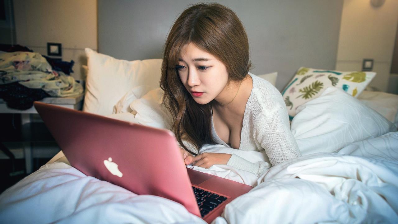 红色妖姬vk:  探秘虚拟世界中的红颜知己