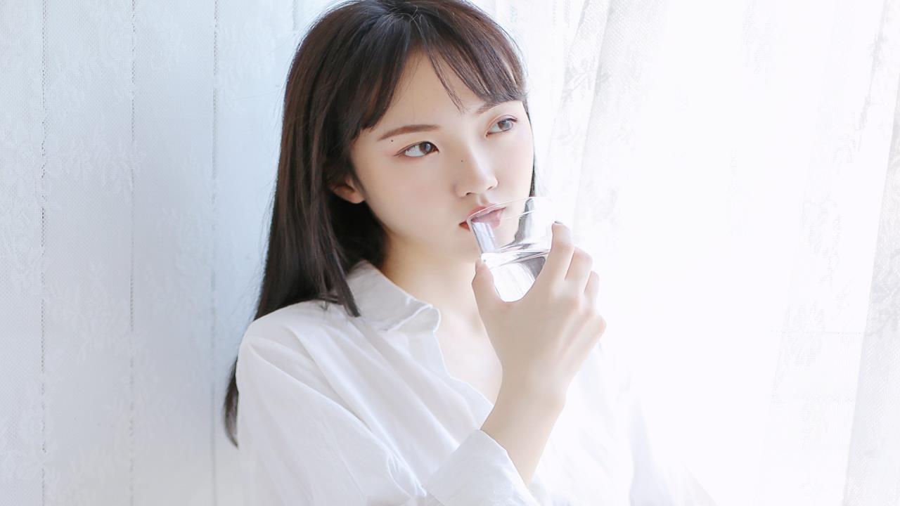 女生如何安慰自己且不伤害自己:  温柔的自我对话与积极的自我肯定